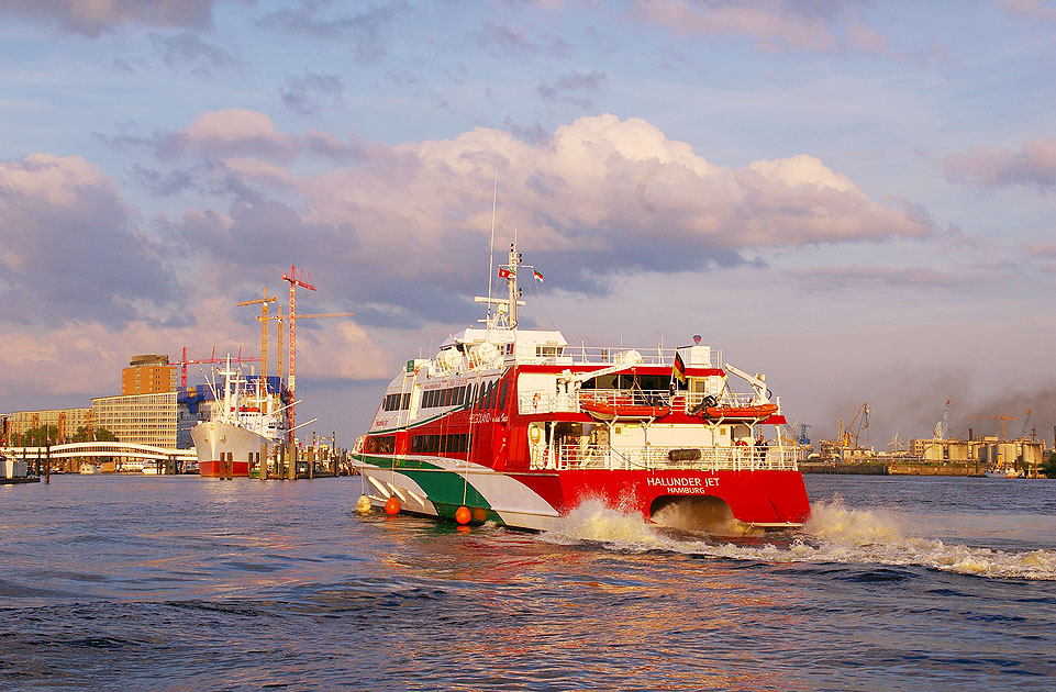 Der Halunder Jet ist eine schnelle Verbindung zwischen Hamburg und Helgoland hier an den Landungsbrücken in Hamburg