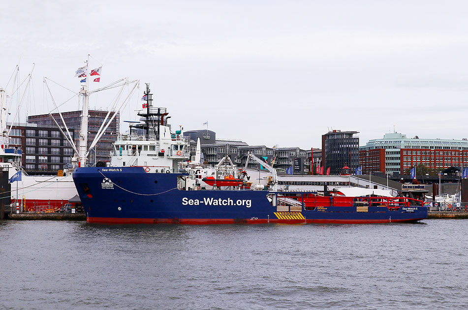 Der ehemalige Offshore-Versorger Oceon Don und heutiges Rettungsschiff Sea-Watch 5 in Hamburg