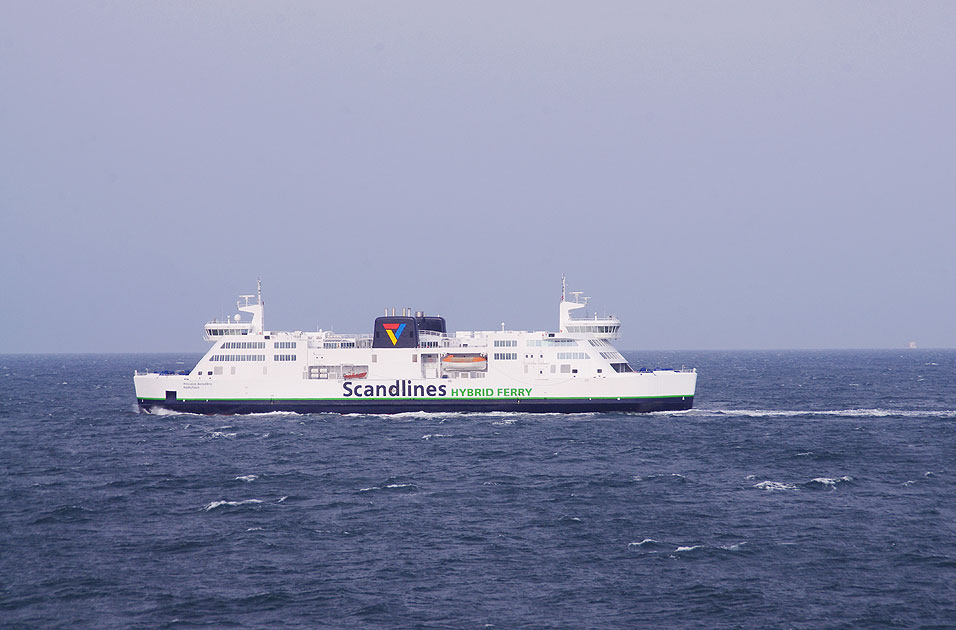 Eine Scandlines Fähre zwischen Puttgarden und Rödby - Die Hybrid Ferrry Princesse Benedikte