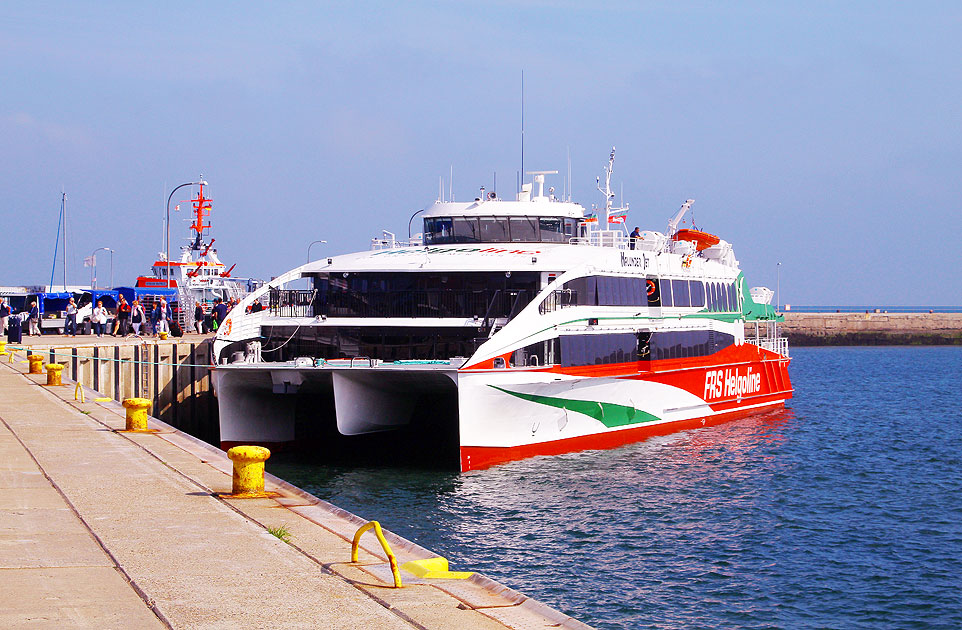 Der Katamaran Halunder Jet der FRS Helgoline im Hafen von Helgoland