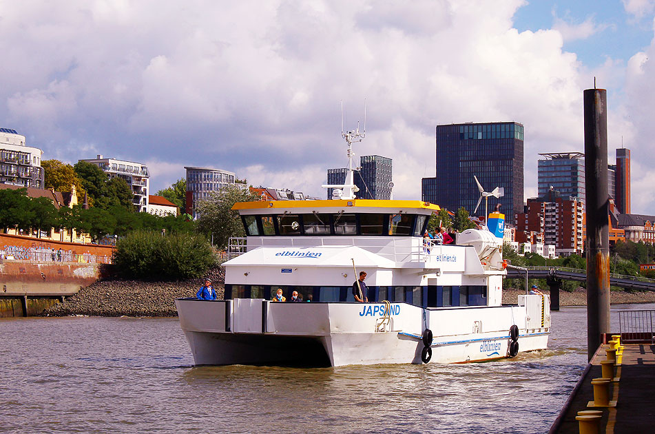 Die Japsand von Elblinien in Hamburg Altona Fischmarkt nach Stade