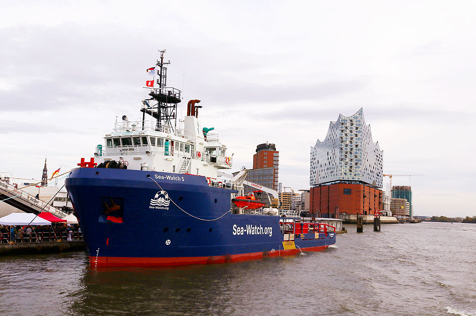 Das Rettungsschiff Sea-Watch 5 im Hamburger Hafen mit der Elbphilharmonie