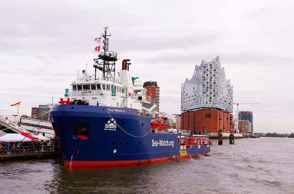 Die Seawatch 5 im Hamburger Hafen mit der Elbphilharmonie