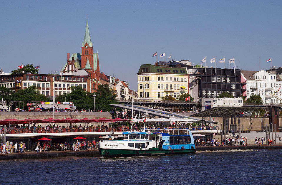 Das HADAG Schiff Blankenese an den Landungsbrücken in Hamburg