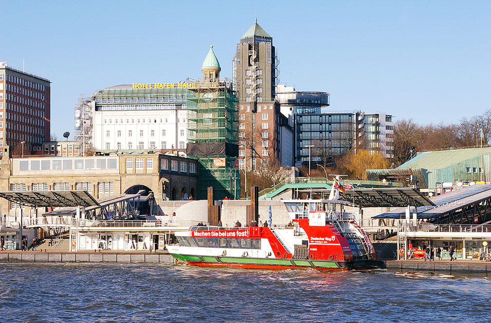 Das HADAG Schiff Harmonie an den St. Pauli Lanndungsbrücken in Hamburg