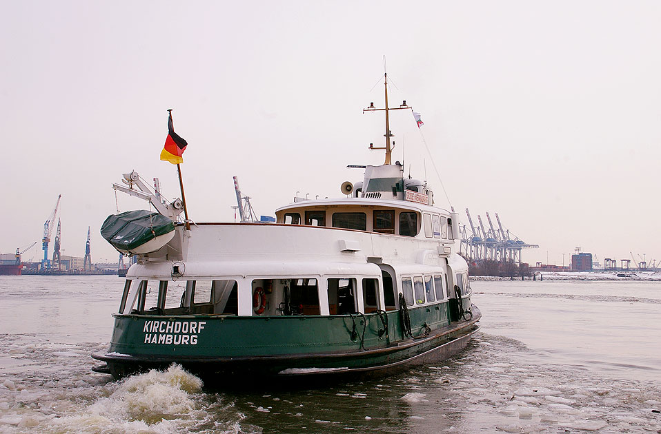 Das HADAG Schiff Kirchdorf an den Docklands
