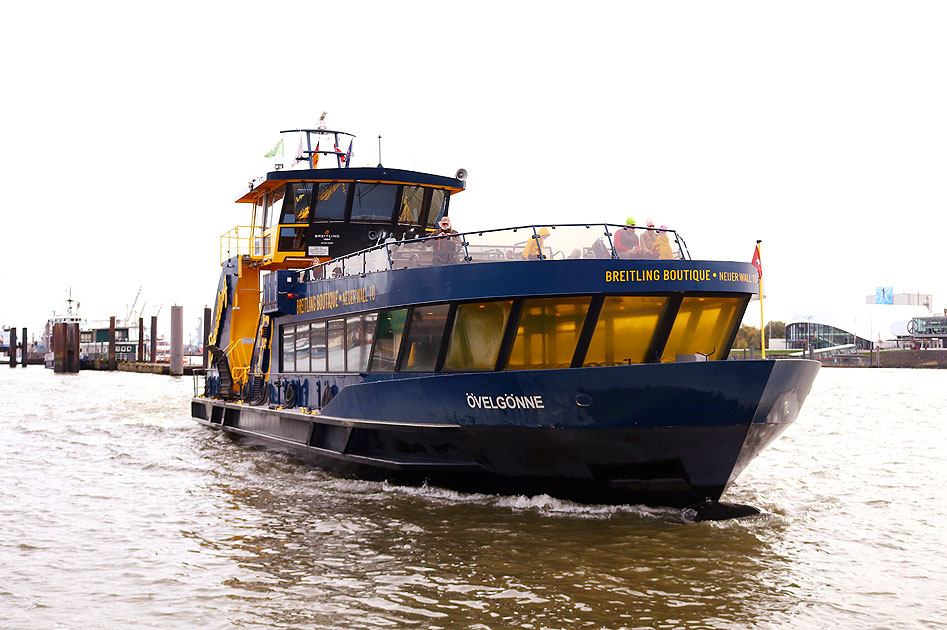 Die HADAG Fähre Övelgönne in Hamburg an den Landungsbrücken - ein Schiff im HVV