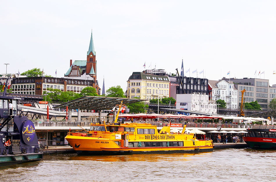 Das HADAG Schiff Jan Molsen in Hamburg an den Landungsbrücken