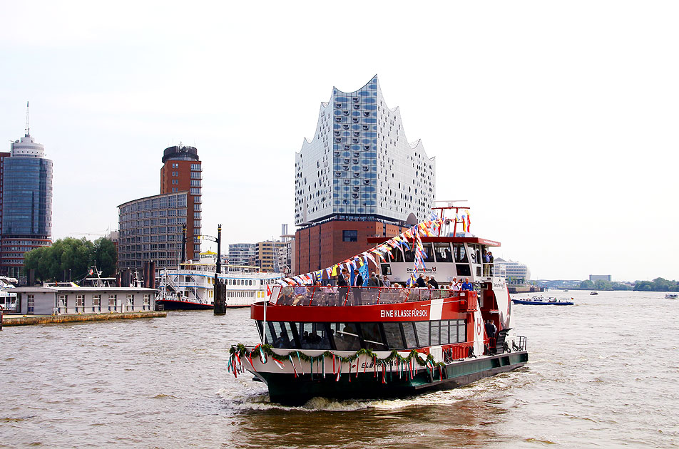 Das HADAG Schiff Elbphilharmonie vor der Elbphilharmonie in Hamburg