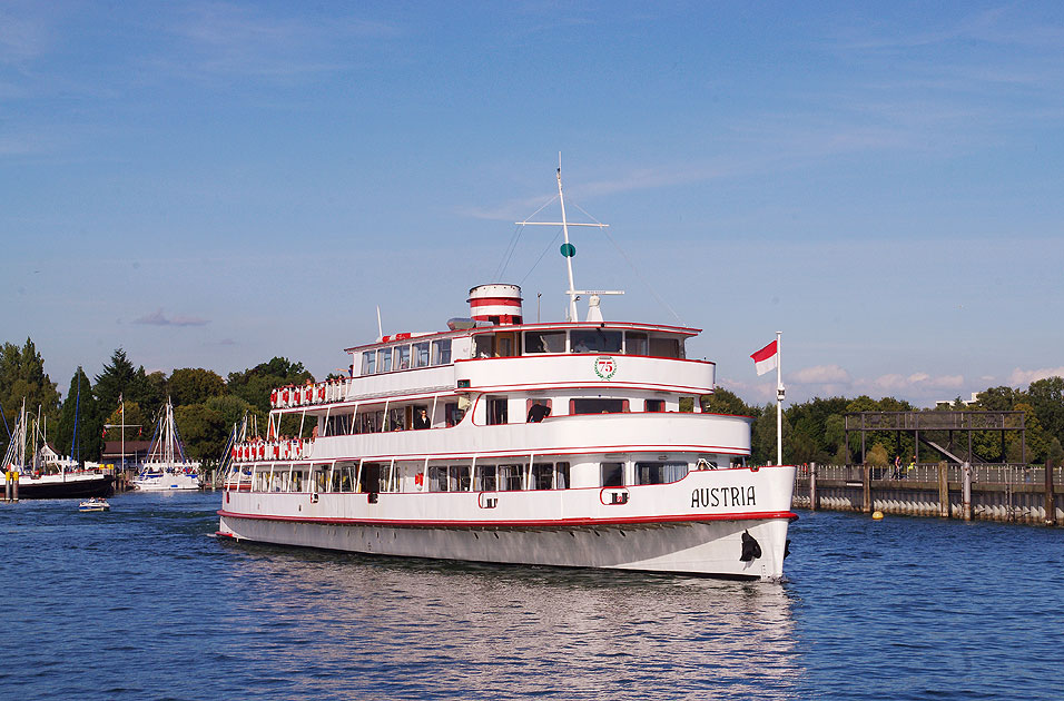 Das Schiff Austria vormals Ostmark auf dem Bodensee in Friedrichshafen