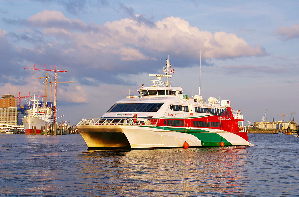 Das Schiff HSC Halunder Jet an den Landungsbrücken in Hamburg