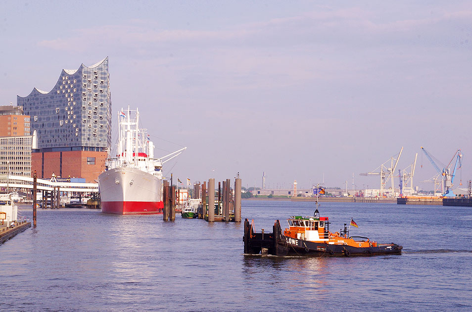 Die Landungsbrücken in Hamburg mit der Elbphilharmonie, der Cap San Diego und dem Schubschlepper Löwe