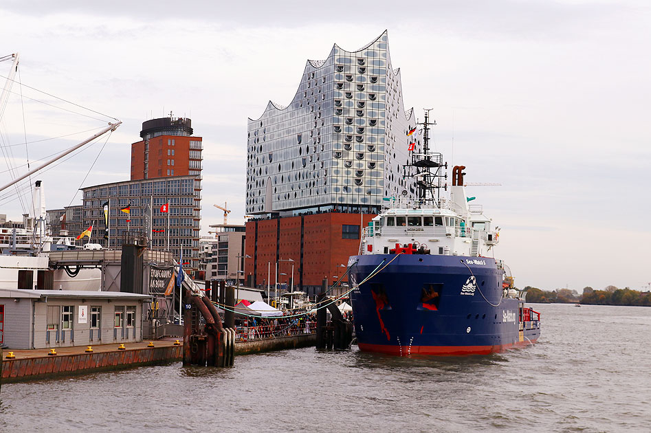 Die Seawatch 5 im Hamburger Hafen mit der Elbphilharmonie