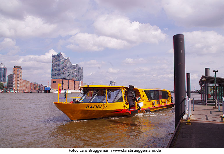 Das HADAG Schiff Rafiki am Anleger Theater im Hafen in Hamburg