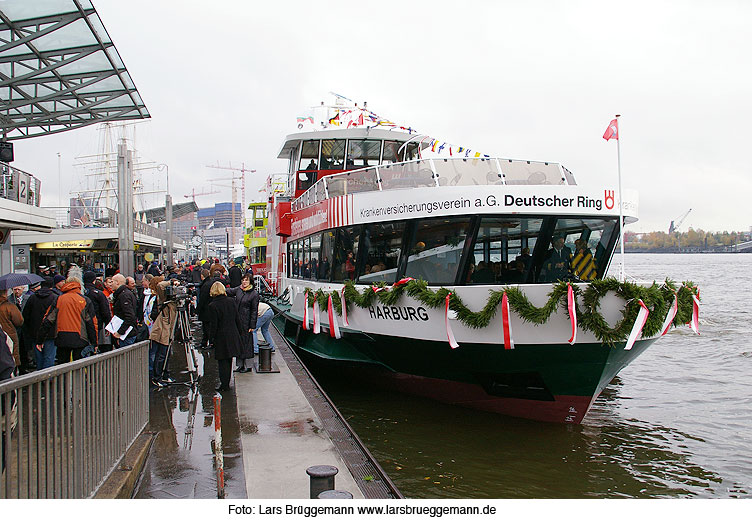 Das HADAG Schiff Harburg bei seiner Taufe an den Landungsbrücken