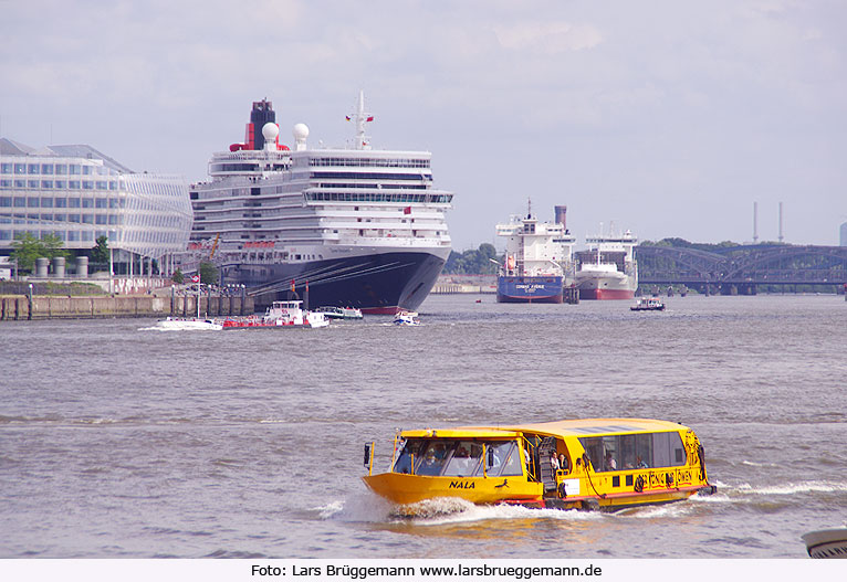 Das HADAG Schiff Nala mit der Queen Elizabeth im Hamburger Hafen