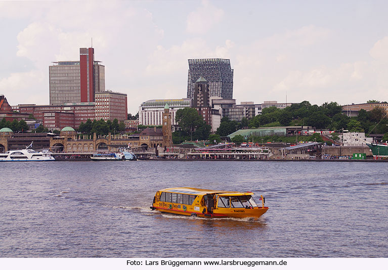 Das HADAG Schiff Rafiki an den Landungsbrücken