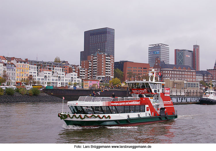 Das HADAG Schiff Harburg an der St. Pauli Hafenstraße