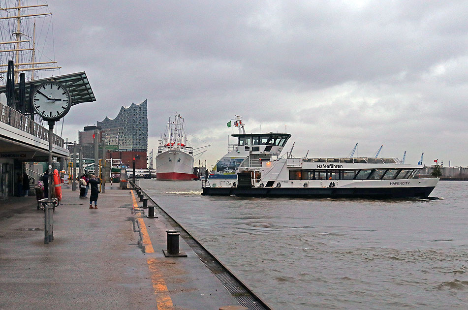 Das HADAG Schiff Hafencity an den Landungsbrücken