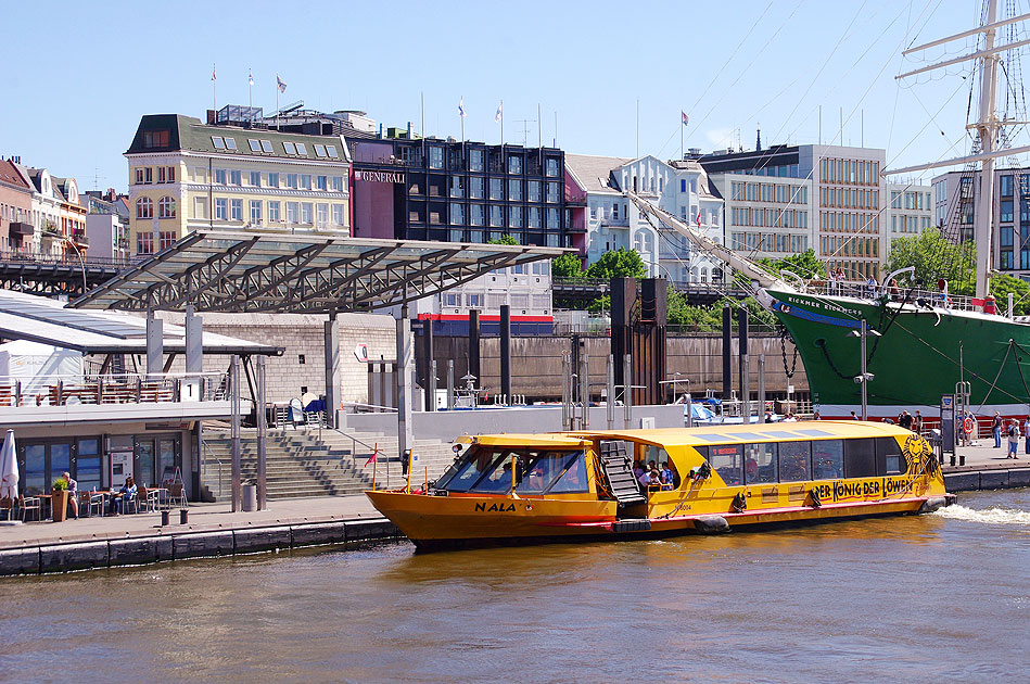 Das HADAG Schiff Nala an den Landungsbrücken in Hamburg