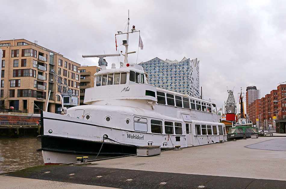 Das HADAG Schiff Wohldorf im Traditionsschiffhafen / Sandtorhafen in der Hamburger Hafencity