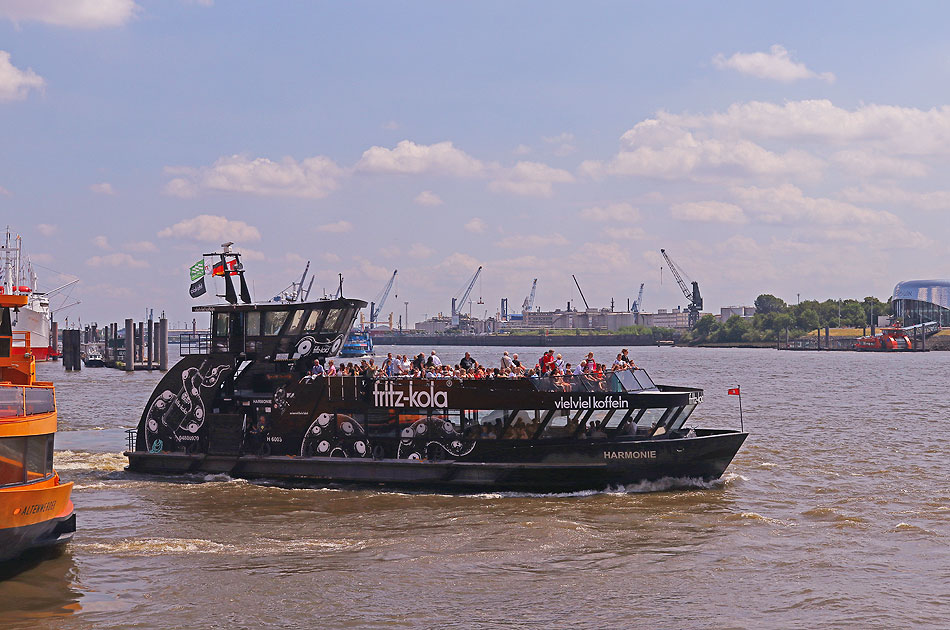 Das HADAG Schiff Harmonie an den Landungsbrücken in Hamburg