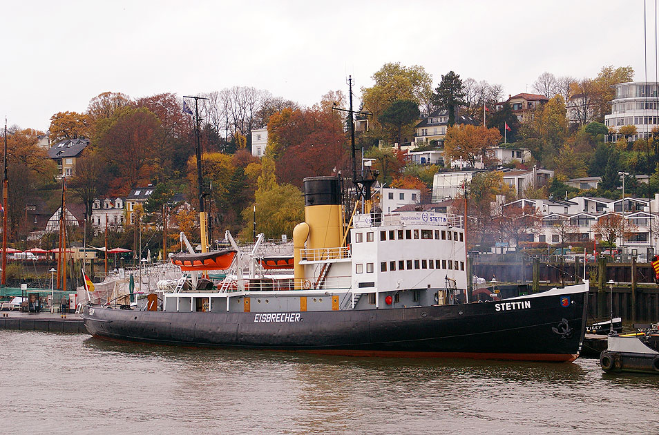 Der Eisbrecher Stettin auf der Elbe in Hamburg