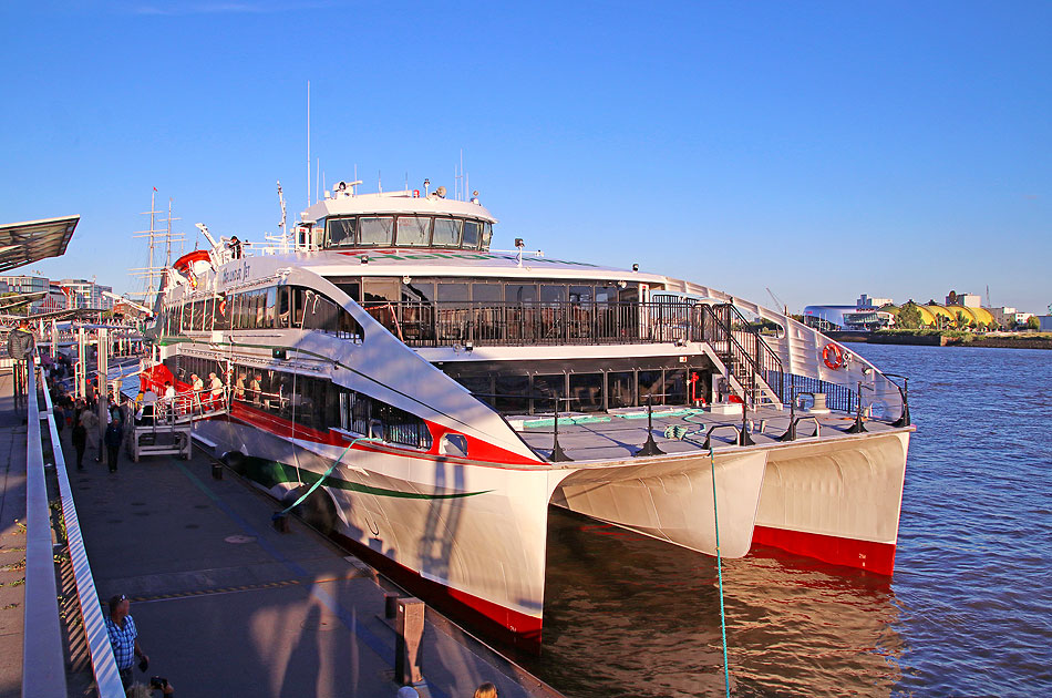 Das Halunder Jet in Hamburg an den Landungsbrücken