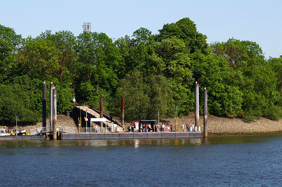 Der HADAG Anleger Neuhof im Hamburger Hafen