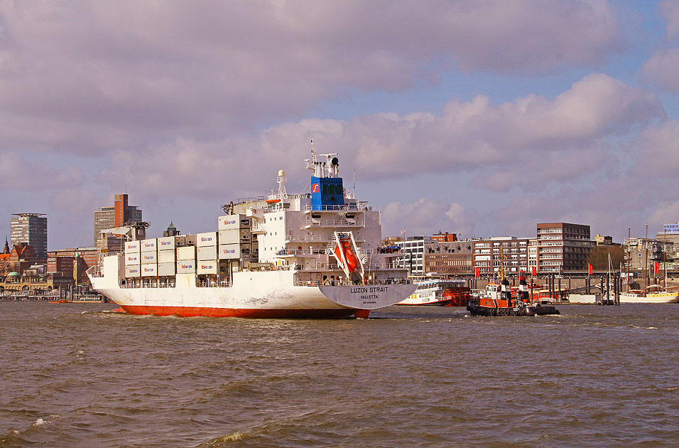 Das Containerschiff Luzon Strait aus Valetta