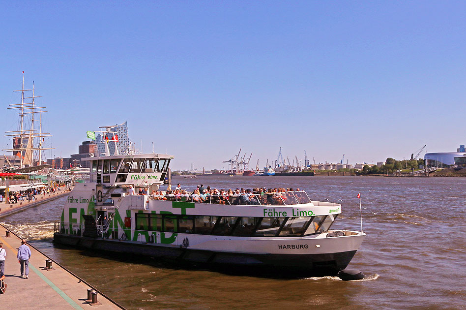 Das HADAG Schiff Harburg am Anleger Landungsbrücken