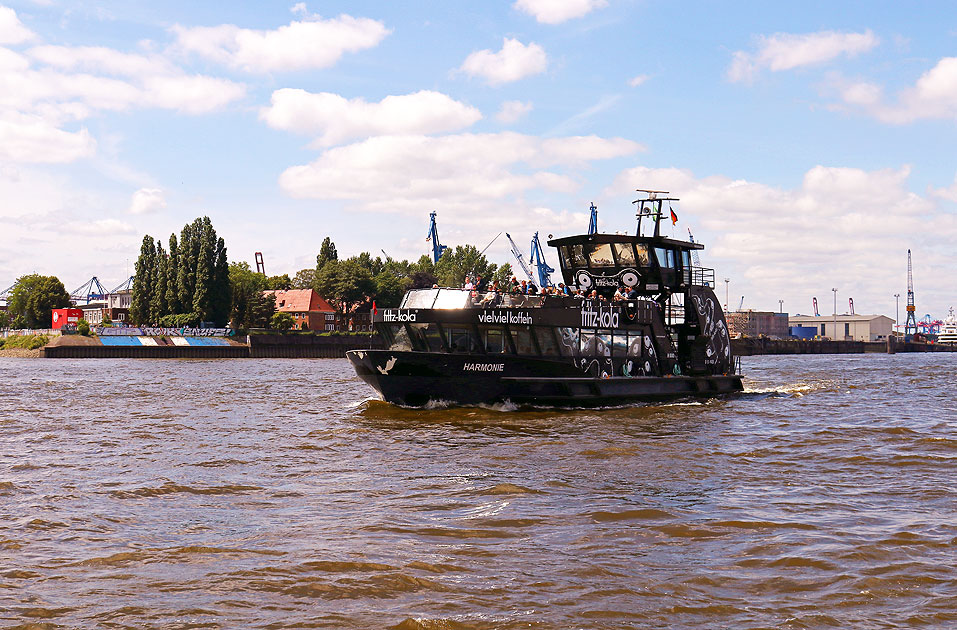 Das HADAG Schiff Harmonie an den Landungsbrücken
