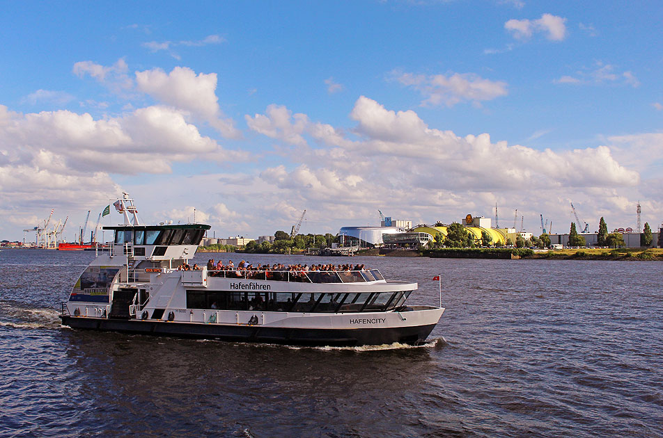 Das HADAG Schiff Hafencity am Anleger Landungsbrücken