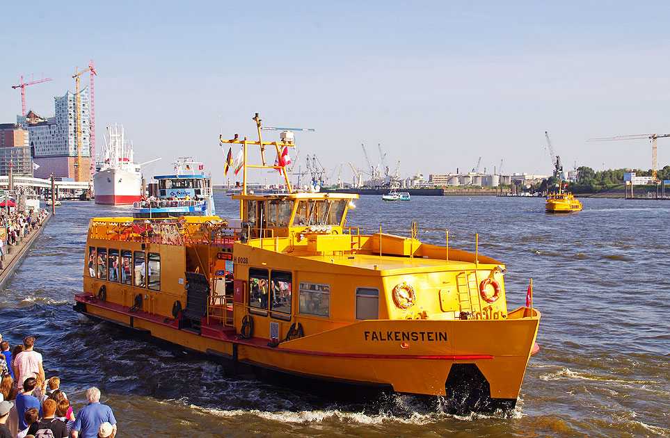 Das HADAG Schiff Falkenstein an den Landungsbrücken in Hamburg