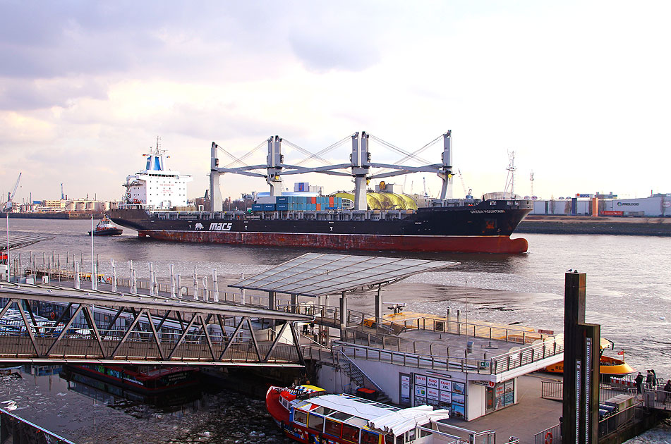 Das Frachtschiff Green Mountain vor den Landungsbrücken in Hamburg