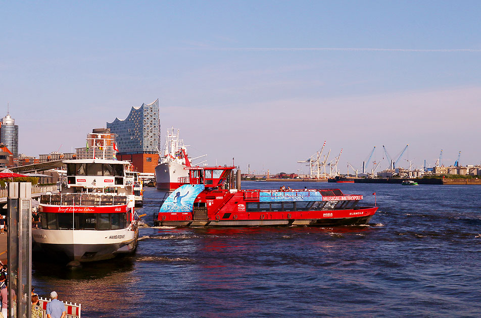 Das HADAG Schiff Elbmeile als Musical Shuttle an den Landungsbrücken