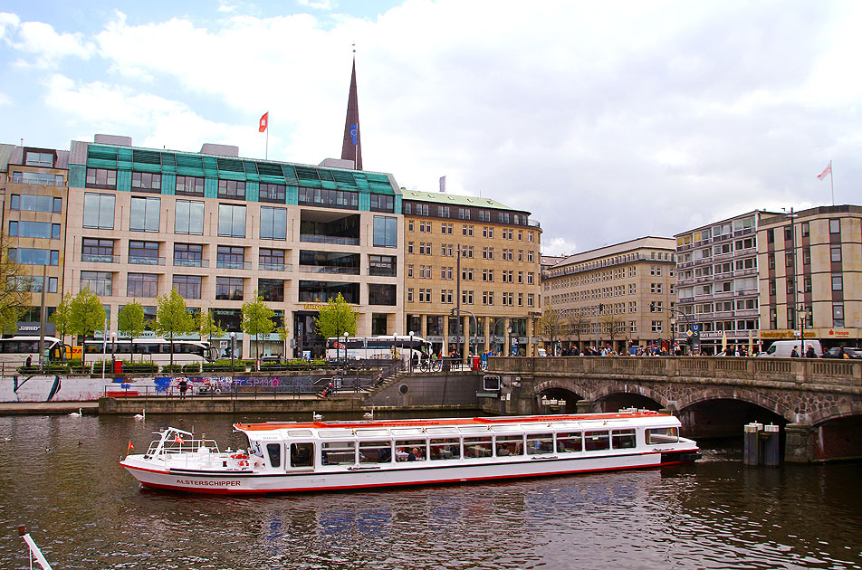 Der Alsterdampfer Alsterschipper am Jungfernstieg