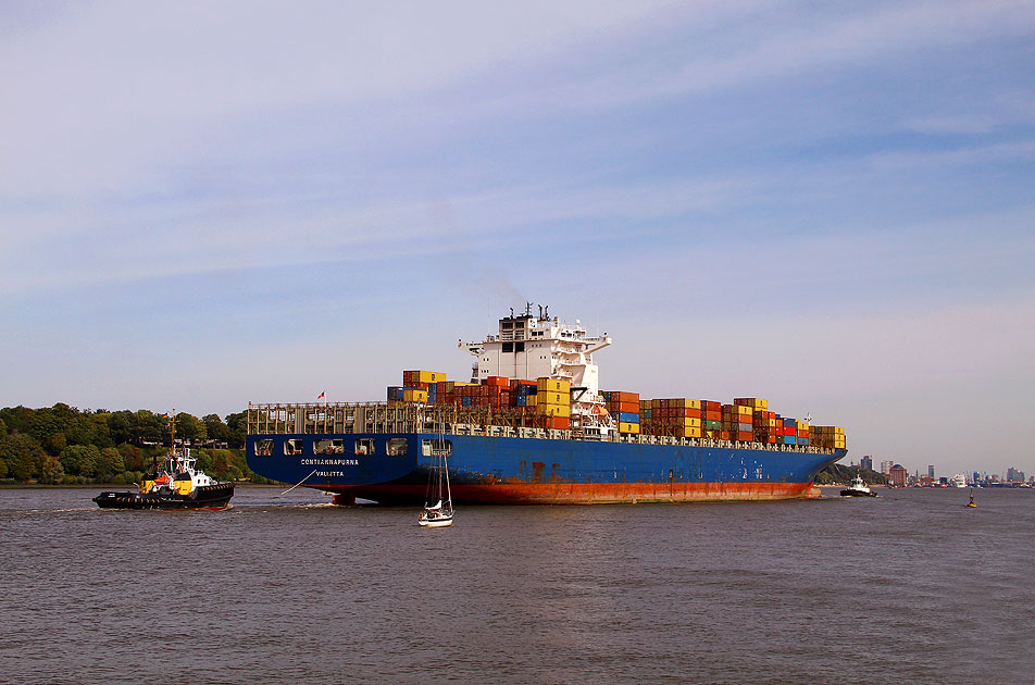 Ein Containerschiff in Hamburg auf der Elbe