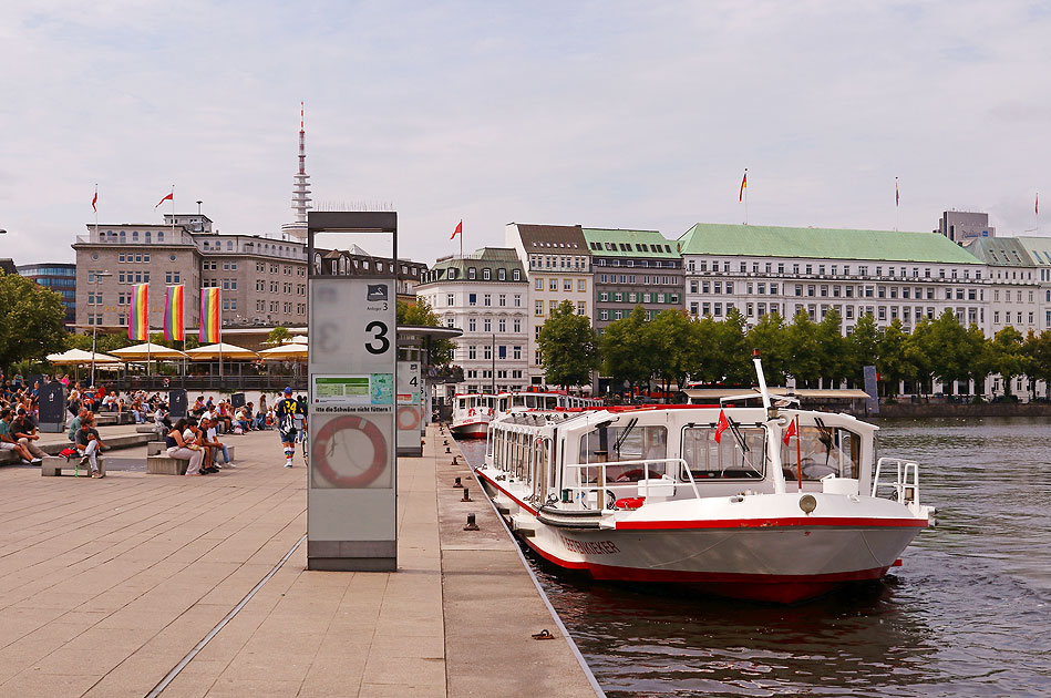 Der ATG Alsterdampfer Fleetenkieker am Anleger Jungfernstieg in Hamburg