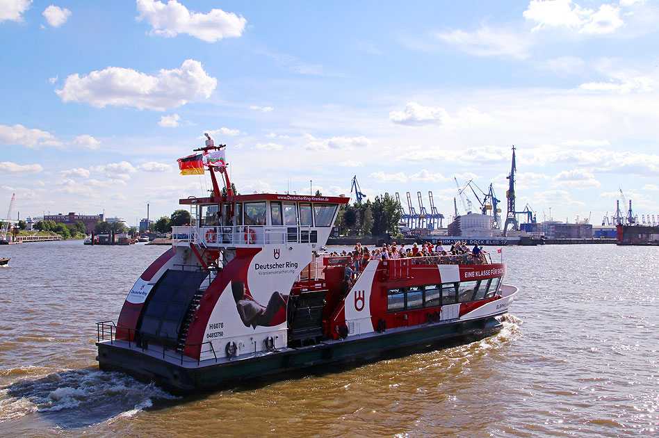Das HADAG Schiff Elbphilharmonie an den Landungsbrücken in Hamburg