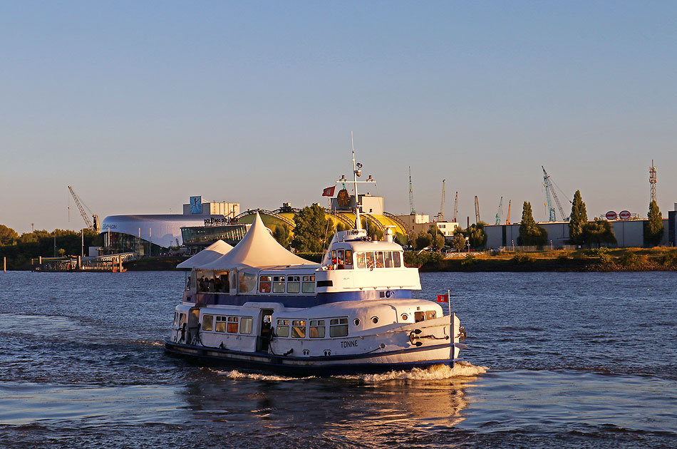 Die HADAG Tonndorf heute das Partyboot Tonne auf der Elbe in Hamburg