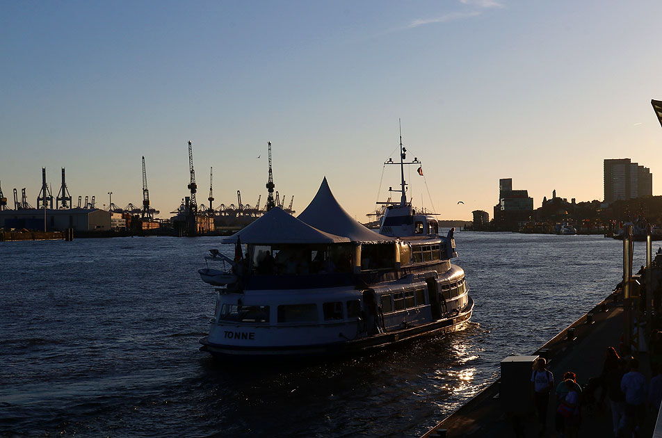 Die HADAG Tonndorf heute das Partyboot Tonne auf der Elbe in Hamburg