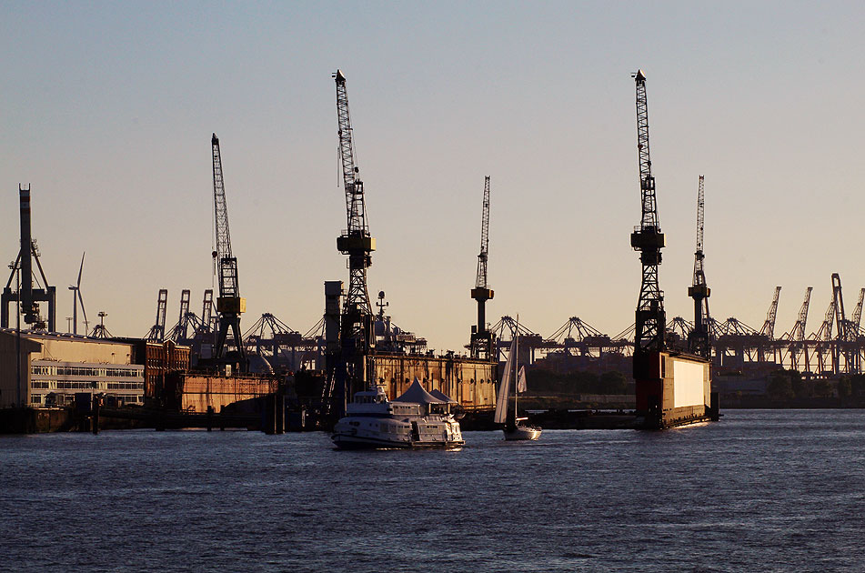 Der Blick von den Landungsbrücken auf das Partyschiff Tonne, Blohm + Voss und Hafenkräne