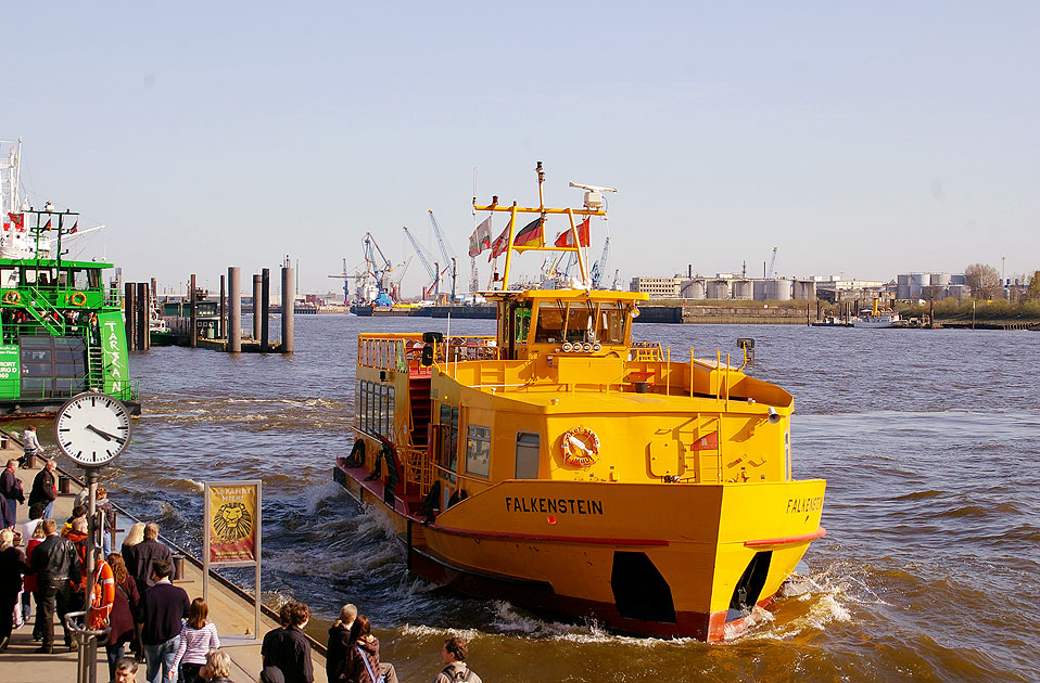 Das HADAG Schiff Falkenstein an den Landungsbrücken in Hamburg