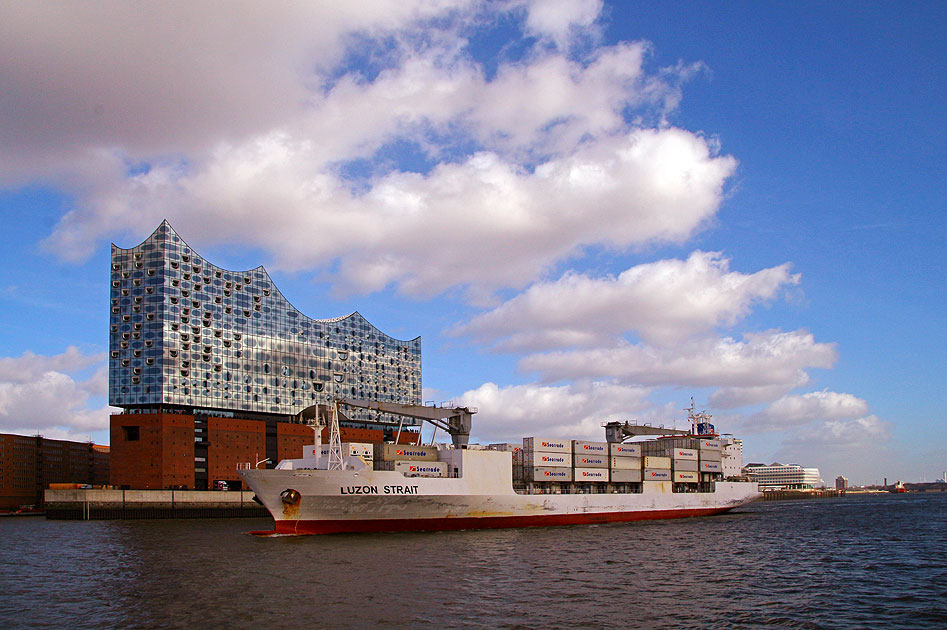 Das Containerschiff Luzon Strait aus dem Heimathafen Valetta (Malta) vor der Hamburger Elbphilharmonie auf der Elbe