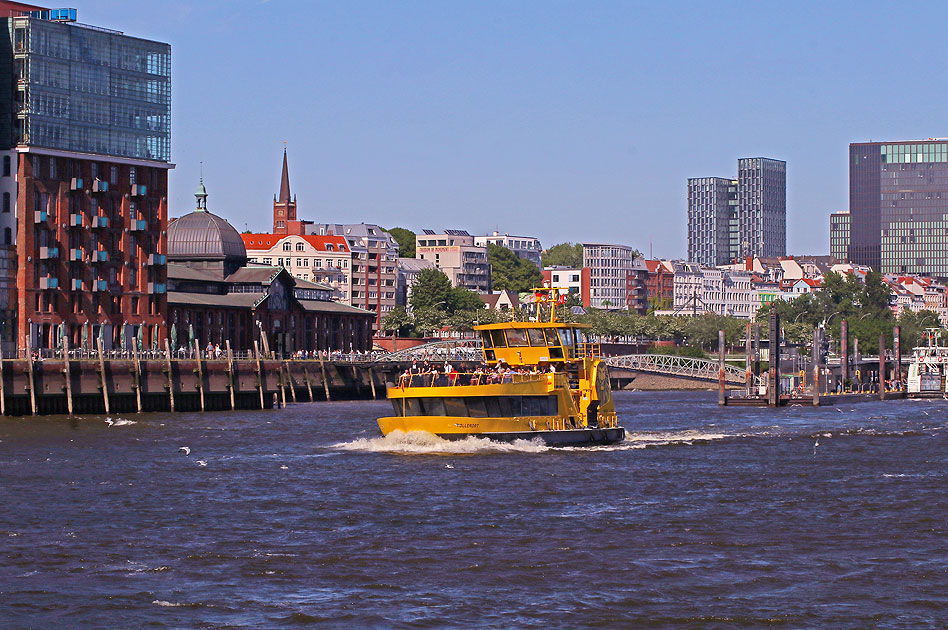 Das HADAG Schiff Tollerort am Anleger Altona Fischmarkt