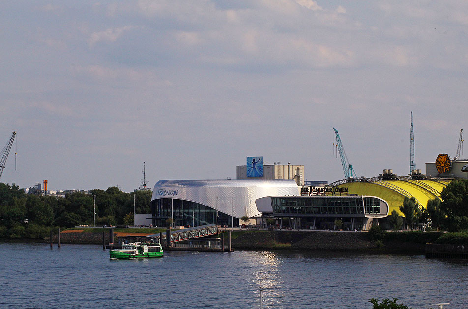 Die Theater im Hafen mit Die Eiskönigin und Der König der Löwen im Hamburger Hafen mit dem HADAG Schiff Blankenese