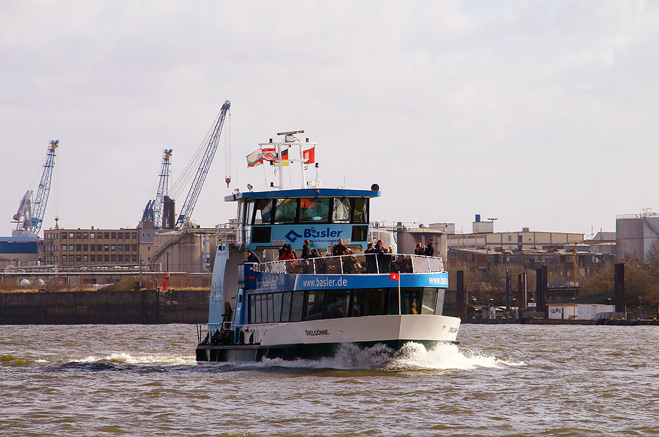 Das HADAG Schiff Övelgönne an den St. Pauli Landungsbrücken in Hamburg