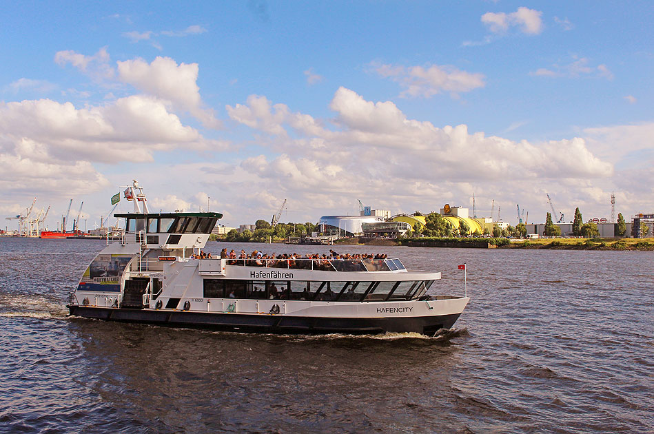 Das HADAG Schiff Hafencity am Anleger Landungsbrücken
