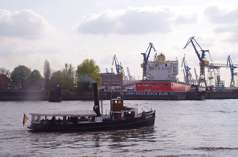 Der historische Dampfschlepper Woltmann fährt hier an den St. Pauli Landungsbrücken in Hamburg